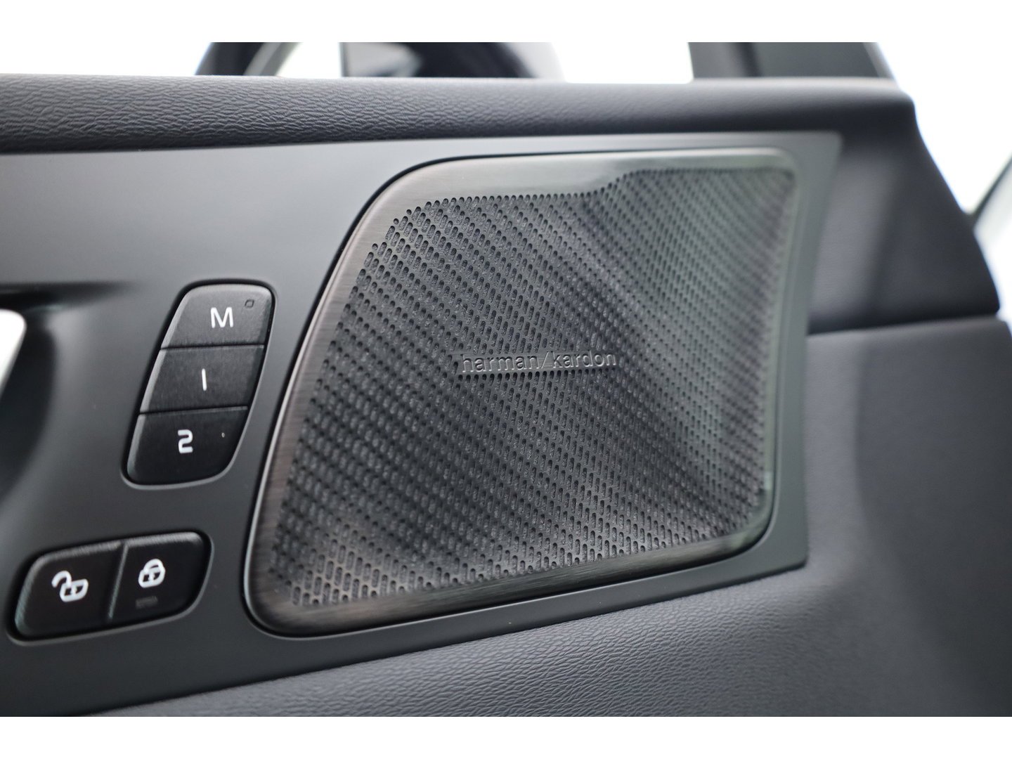 Volvo XC60 2.0 T8 Plug-in hybrid AWD Plus Dark | Luchtvering | Pano | Memory | 360cam | H&K Audio | Adapt. Cruise | CarPlay