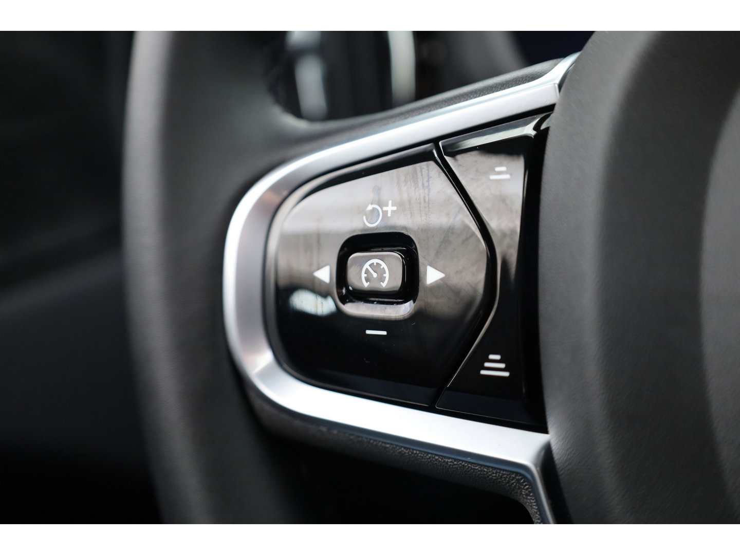 Volvo XC60 2.0 T8 Plug-in hybrid AWD Plus Dark | Luchtvering | Pano | Memory | 360cam | H&K Audio | Adapt. Cruise | CarPlay