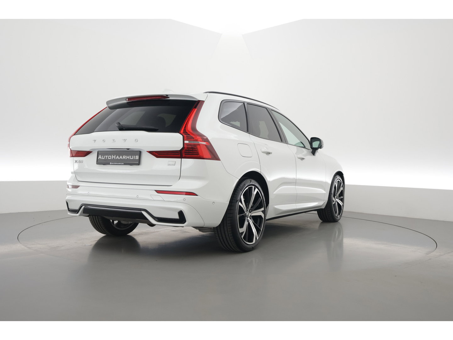 Volvo XC60 2.0 T8 Plug-in hybrid AWD Plus Dark | Luchtvering | Pano | Memory | 360cam | H&K Audio | Adapt. Cruise | CarPlay