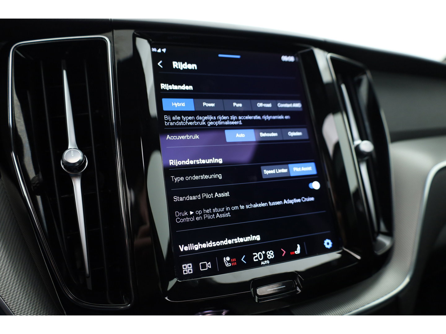 Volvo XC60 2.0 T8 Plug-in hybrid AWD Plus Dark | Luchtvering | Pano | Memory | 360cam | H&K Audio | Adapt. Cruise | CarPlay