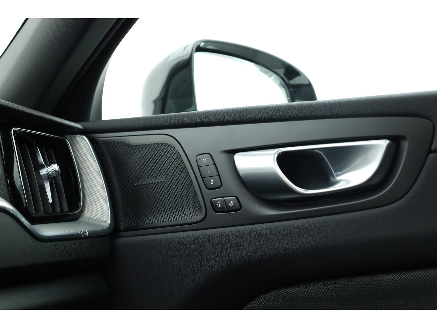 Volvo XC60 2.0 T8 Plug-in hybrid AWD Plus Dark | Luchtvering | Pano | Memory | 360cam | H&K Audio | Adapt. Cruise | CarPlay