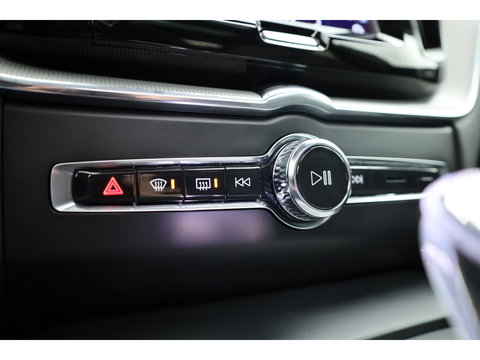 Volvo XC60 2.0 T8 Plug-in hybrid AWD Plus Dark | Luchtvering | Pano | Memory | 360cam | H&K Audio | Adapt. Cruise | CarPlay