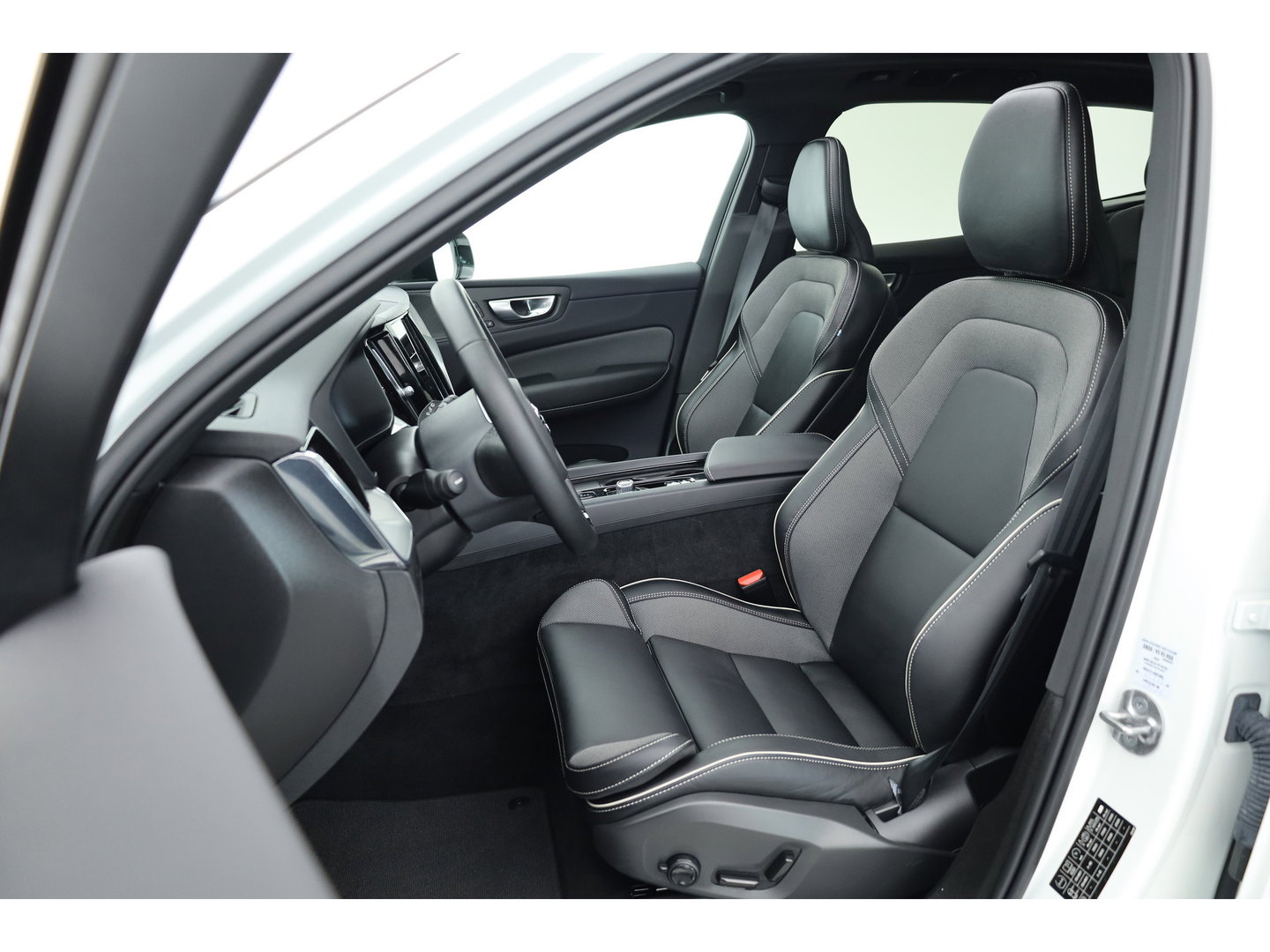 Volvo XC60 2.0 T8 Plug-in hybrid AWD Plus Dark | Luchtvering | Pano | Memory | 360cam | H&K Audio | Adapt. Cruise | CarPlay