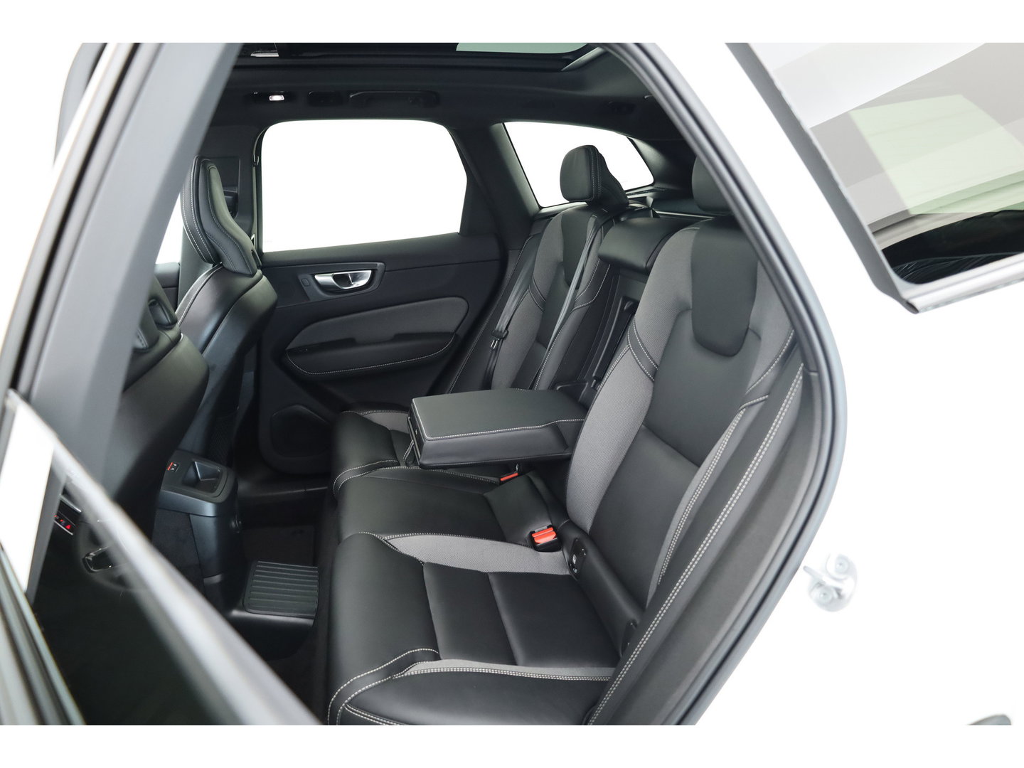 Volvo XC60 2.0 T8 Plug-in hybrid AWD Plus Dark | Luchtvering | Pano | Memory | 360cam | H&K Audio | Adapt. Cruise | CarPlay