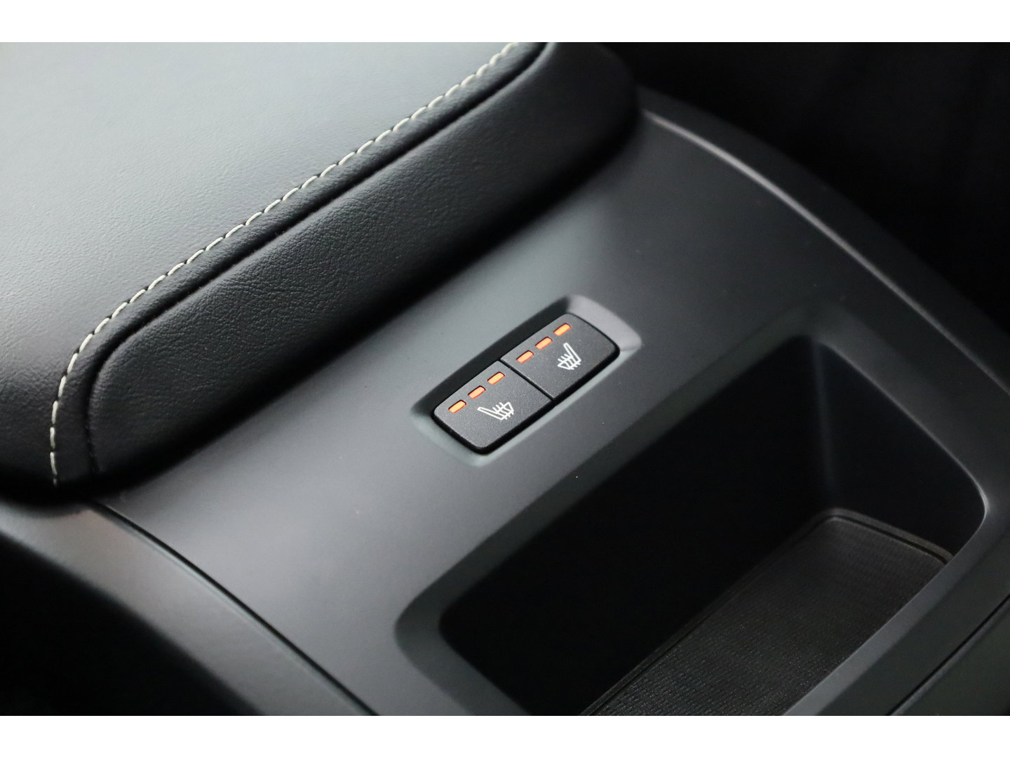 Volvo XC60 2.0 T8 Plug-in hybrid AWD Plus Dark | Luchtvering | Pano | Memory | 360cam | H&K Audio | Adapt. Cruise | CarPlay