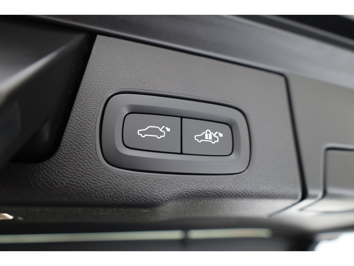 Volvo XC60 2.0 T8 Plug-in hybrid AWD Plus Dark | Luchtvering | Pano | Memory | 360cam | H&K Audio | Adapt. Cruise | CarPlay