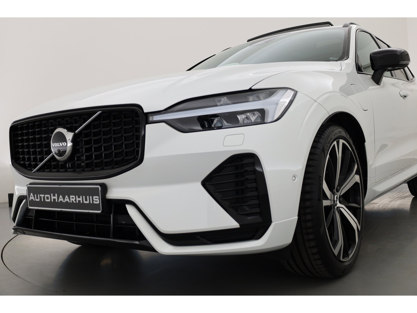 Volvo XC60 2.0 T8 Plug-in hybrid AWD Plus Dark | Luchtvering | Pano | Memory | 360cam | H&K Audio | Adapt. Cruise | CarPlay