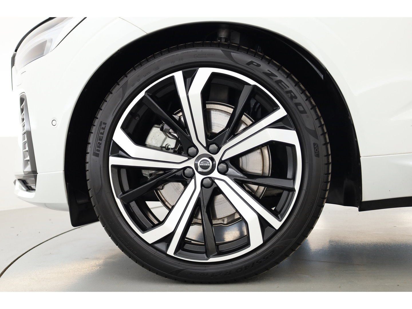 Volvo XC60 2.0 T8 Plug-in hybrid AWD Plus Dark | Luchtvering | Pano | Memory | 360cam | H&K Audio | Adapt. Cruise | CarPlay