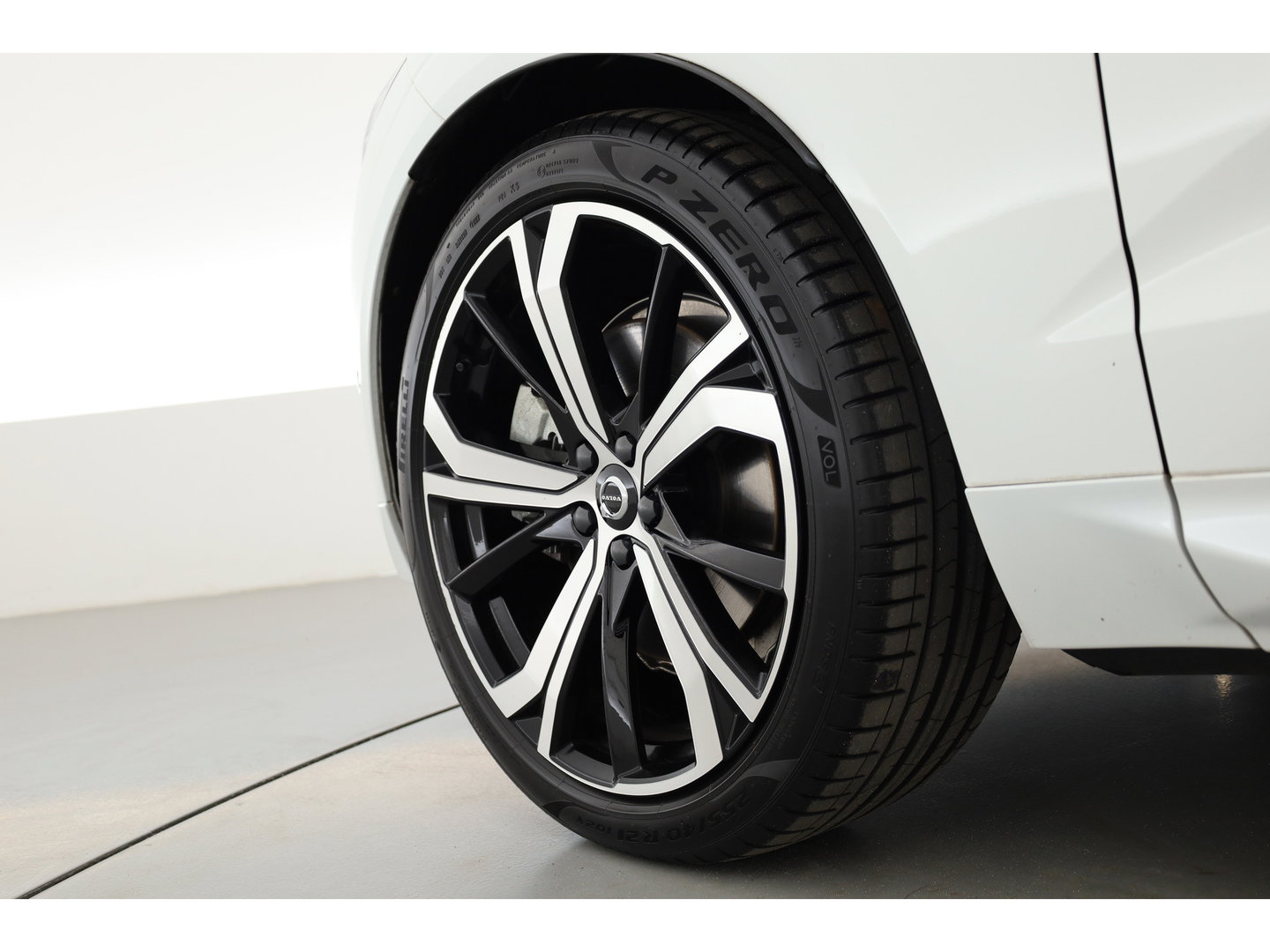 Volvo XC60 2.0 T8 Plug-in hybrid AWD Plus Dark | Luchtvering | Pano | Memory | 360cam | H&K Audio | Adapt. Cruise | CarPlay