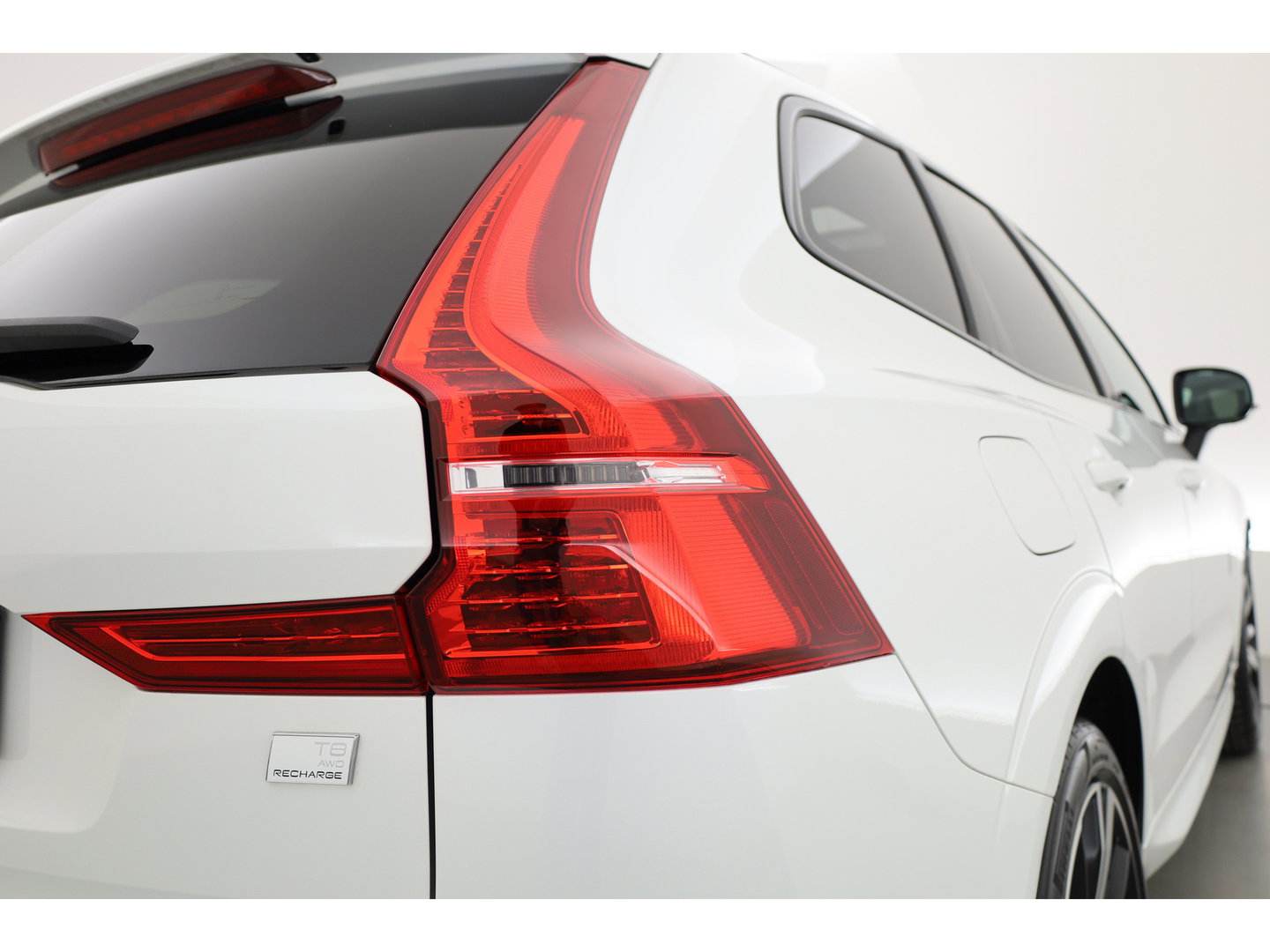 Volvo XC60 2.0 T8 Plug-in hybrid AWD Plus Dark | Luchtvering | Pano | Memory | 360cam | H&K Audio | Adapt. Cruise | CarPlay