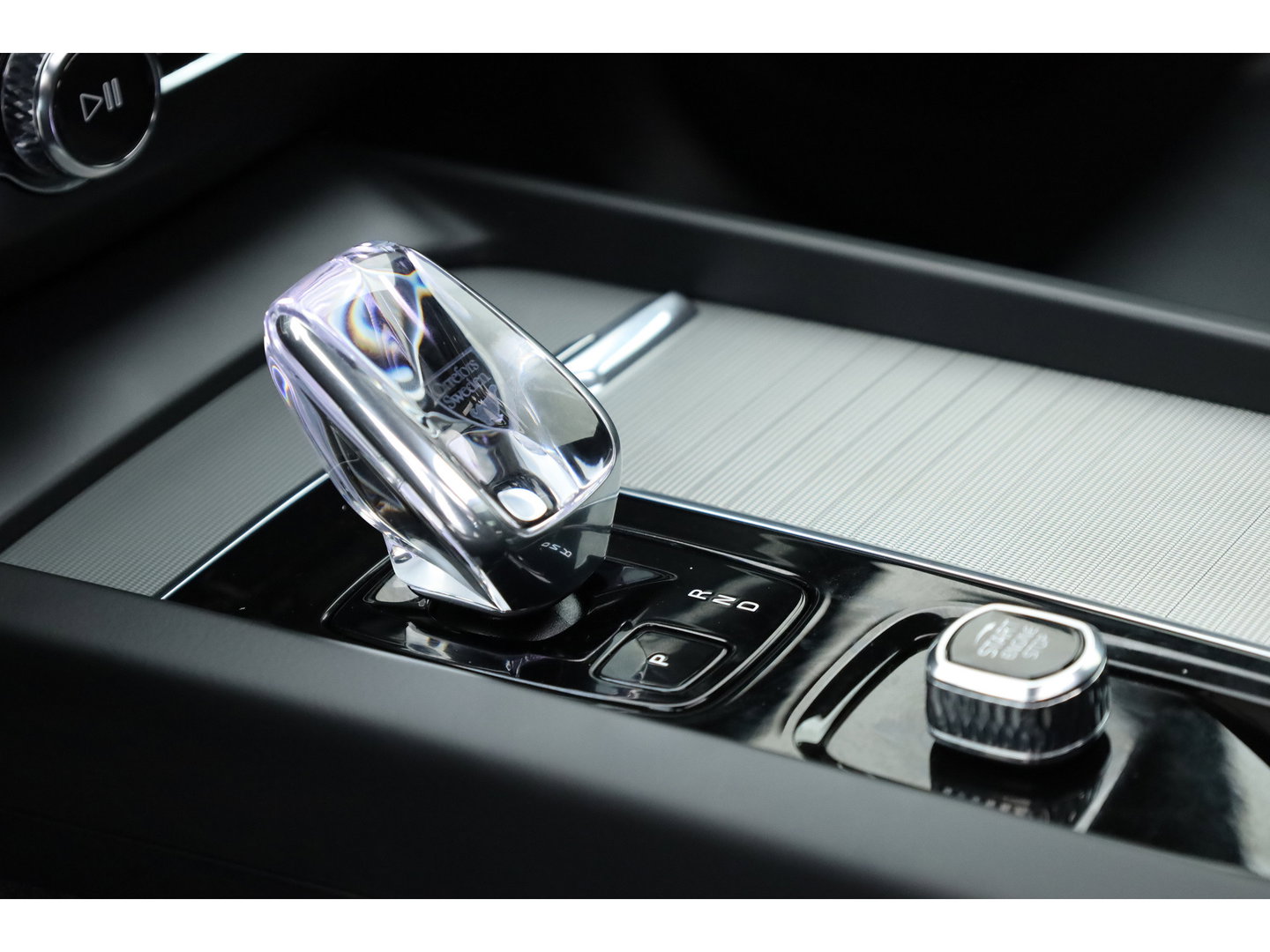 Volvo XC60 2.0 T8 Plug-in hybrid AWD Plus Dark | Luchtvering | Pano | Memory | 360cam | H&K Audio | Adapt. Cruise | CarPlay