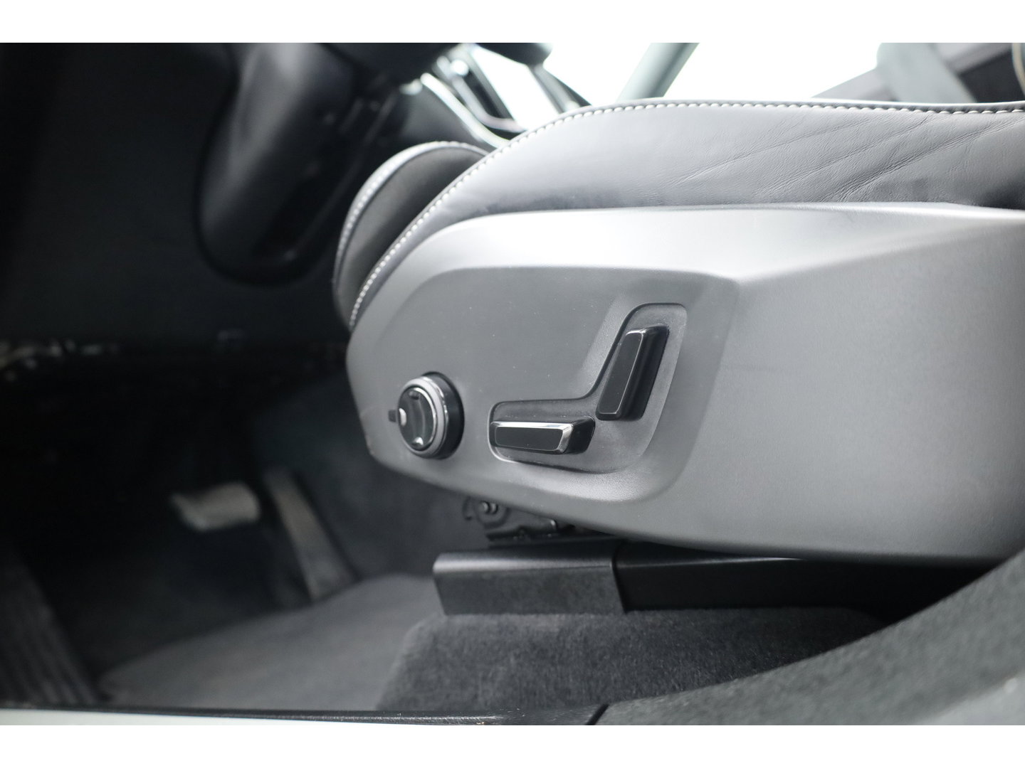 Volvo XC60 2.0 T8 Plug-in hybrid AWD Plus Dark | Luchtvering | Pano | Memory | 360cam | H&K Audio | Adapt. Cruise | CarPlay