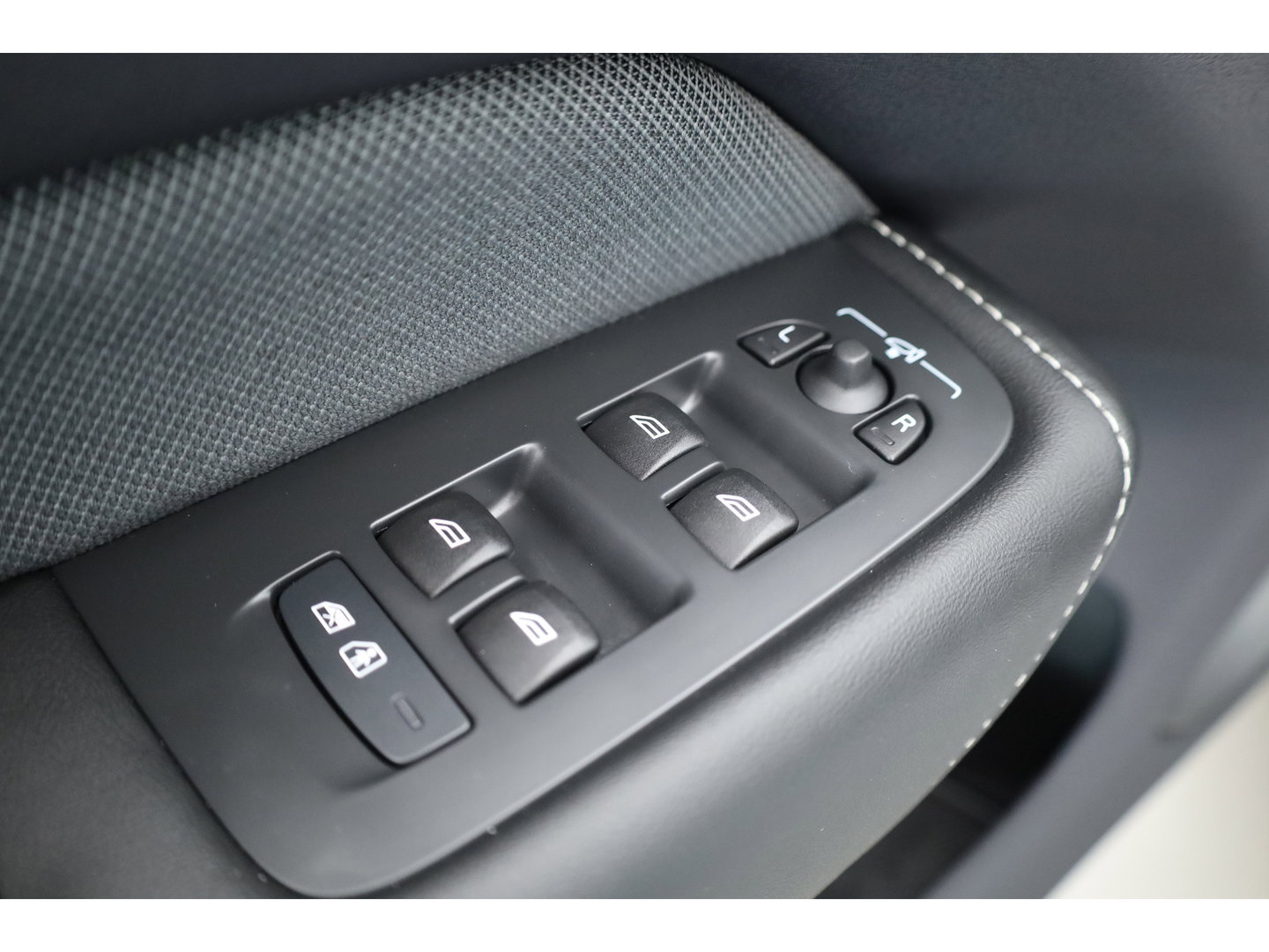 Volvo XC60 2.0 T8 Plug-in hybrid AWD Plus Dark | Luchtvering | Pano | Memory | 360cam | H&K Audio | Adapt. Cruise | CarPlay