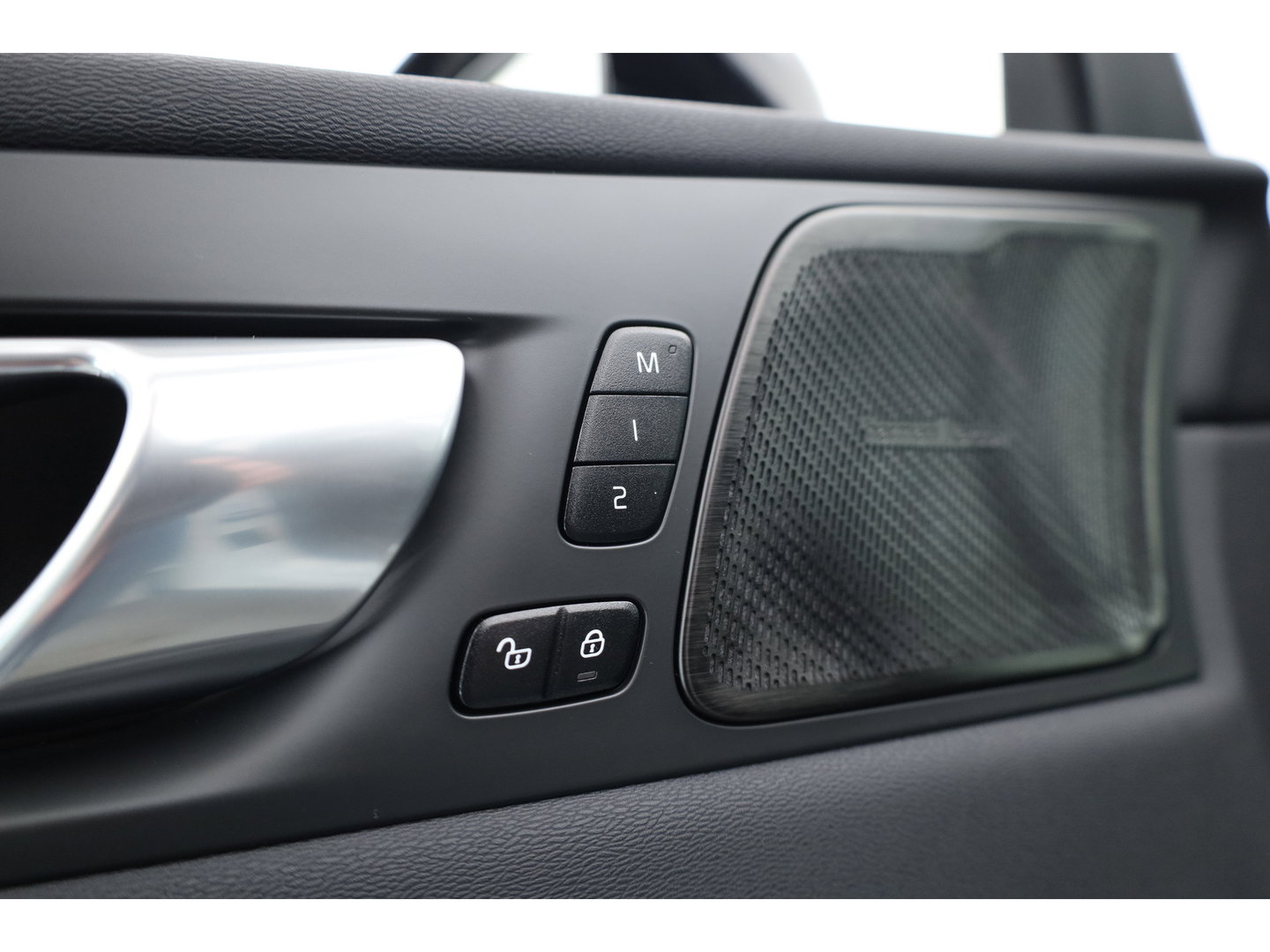 Volvo XC60 2.0 T8 Plug-in hybrid AWD Plus Dark | Luchtvering | Pano | Memory | 360cam | H&K Audio | Adapt. Cruise | CarPlay