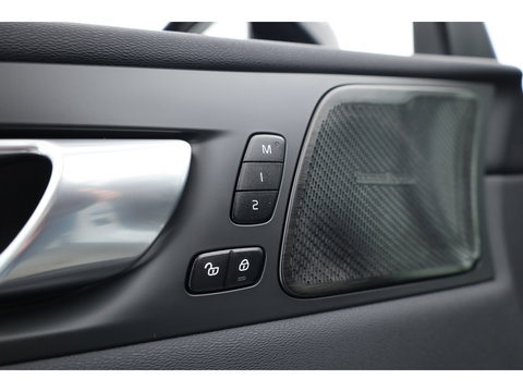 Volvo XC60 2.0 T8 Plug-in hybrid AWD Plus Dark | Luchtvering | Pano | Memory | 360cam | H&K Audio | Adapt. Cruise | CarPlay