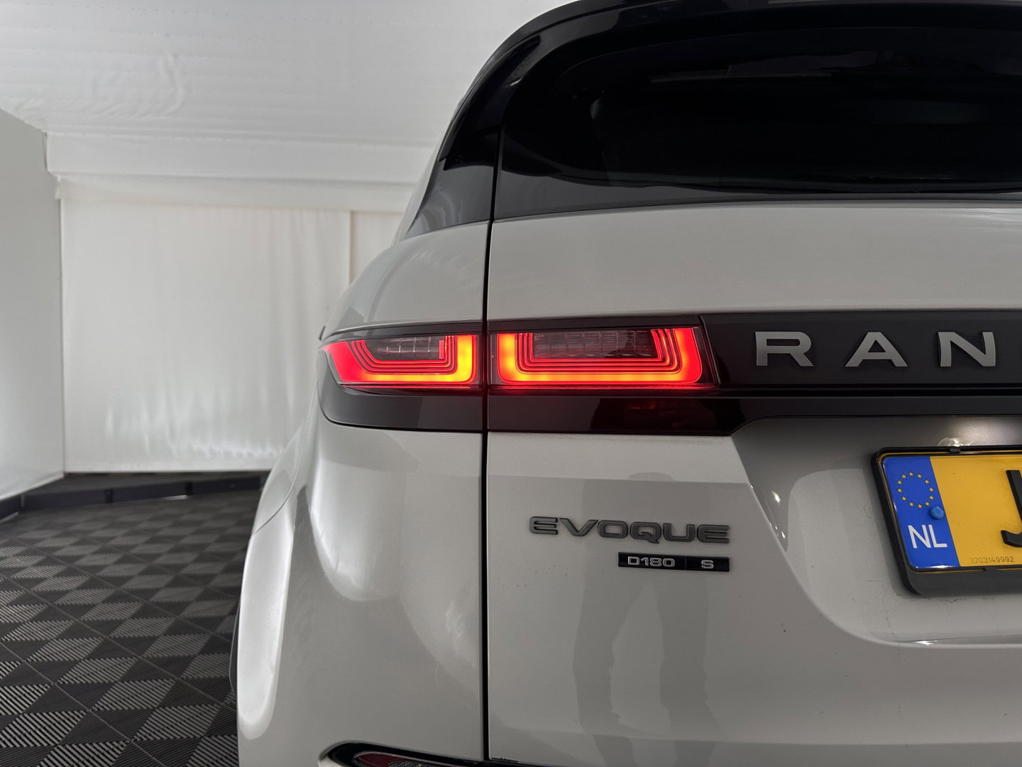 Land Rover Range Rover Evoque 2.0 D180 AWD SE (INCL-BTW) Aut. *LEATHER | FULL-LED | HEATED-COMFORTSEATS | NAVI-FULLMAP | SHIFTPADDLES | CAMERA | ECC | CARPLAY | PDC | CRUISE | 18''ALU*