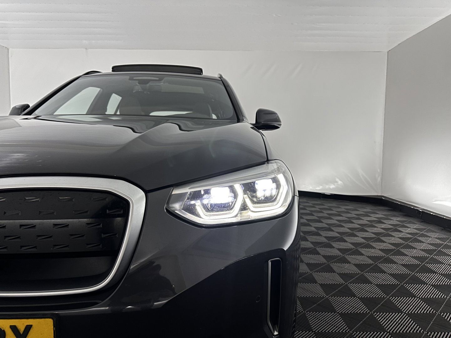 BMW iX3 High Executive 80 kWh [ 3-Fase-11kW ] {SOH-99%} (INCL-BTW) Aut. *HEATPUMP | PANO | LEATHER | HARMAN/KARDON | FULL-LED | BLINDSPOT | MEMORY-PACK | DIGI-COCKPIT | HEATED-SPORTSEATS | KEYLESS | TOPVIEW | DAB+ | NAVI-FULLMAP | HEAD-UP | ...