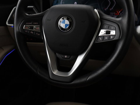 BMW 3-serie 320i High Executive Edition | Panoramadak | Leder | Stoel & Stuurverwarming | Adaptive Cruise | Sfeerverlichting