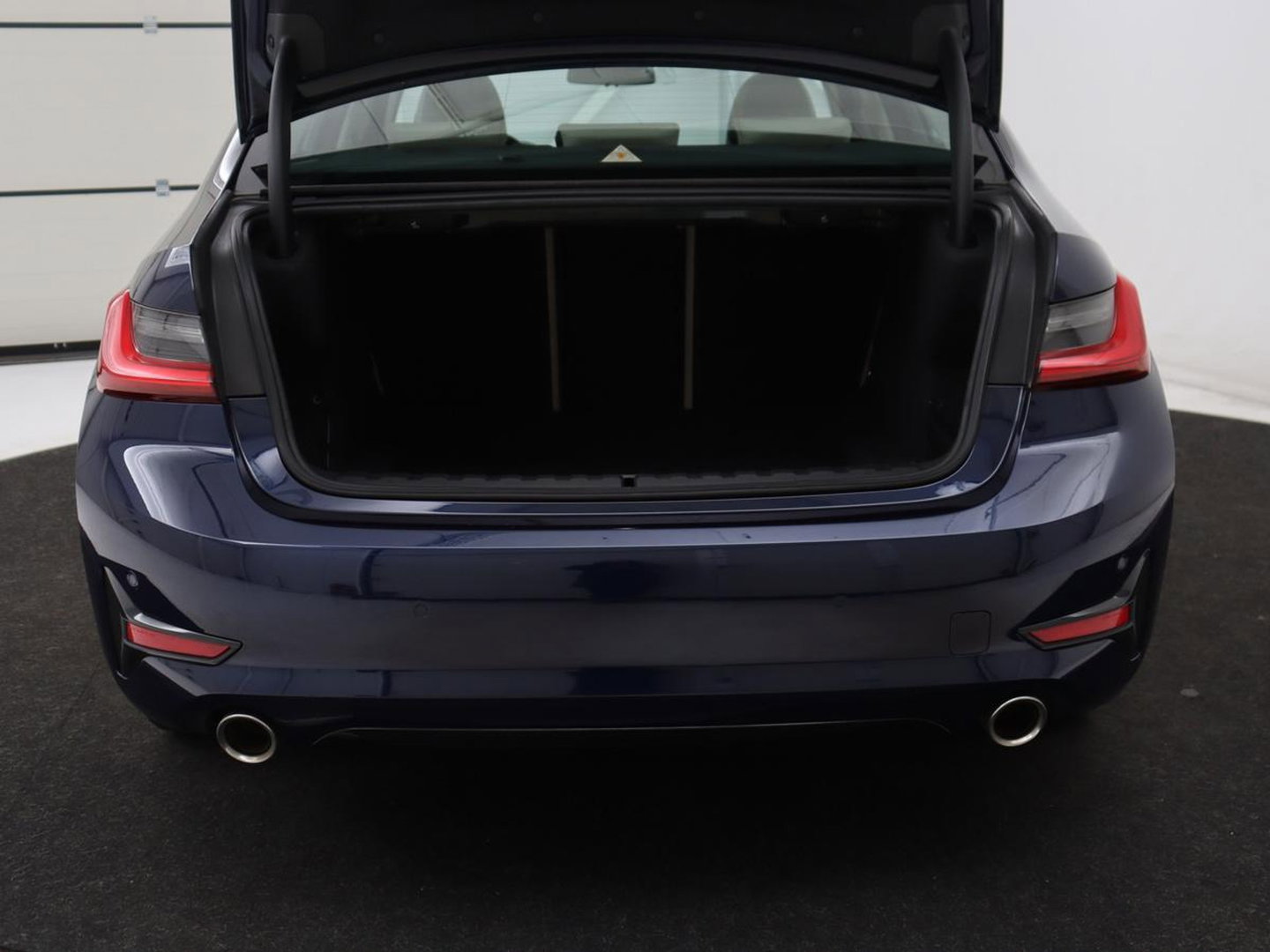 BMW 3-serie 320i High Executive Edition | Panoramadak | Leder | Stoel & Stuurverwarming | Adaptive Cruise | Sfeerverlichting