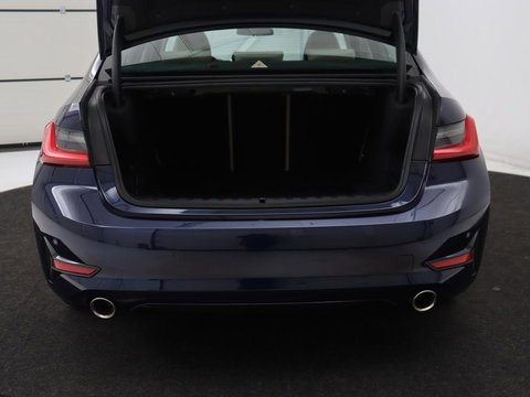 BMW 3-serie 320i High Executive Edition | Panoramadak | Leder | Stoel & Stuurverwarming | Adaptive Cruise | Sfeerverlichting