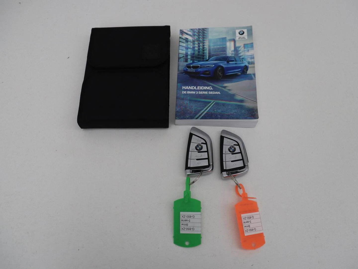 BMW 3-serie 320i High Executive Edition | Panoramadak | Leder | Stoel & Stuurverwarming | Adaptive Cruise | Sfeerverlichting