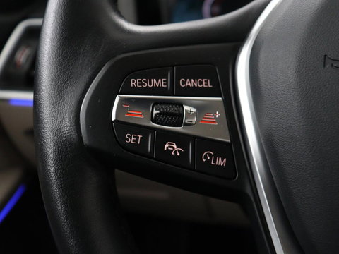 BMW 3-serie 320i High Executive Edition | Panoramadak | Leder | Stoel & Stuurverwarming | Adaptive Cruise | Sfeerverlichting