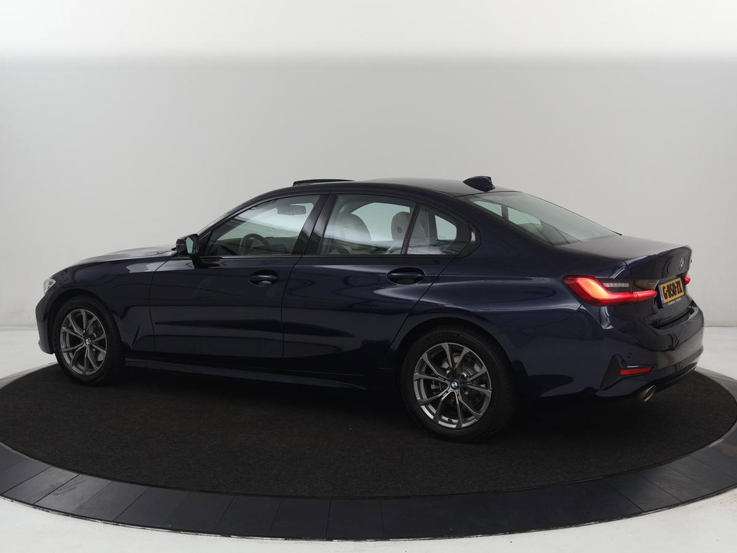 BMW 3-serie 320i High Executive Edition | Panoramadak | Leder | Stoel & Stuurverwarming | Adaptive Cruise | Sfeerverlichting