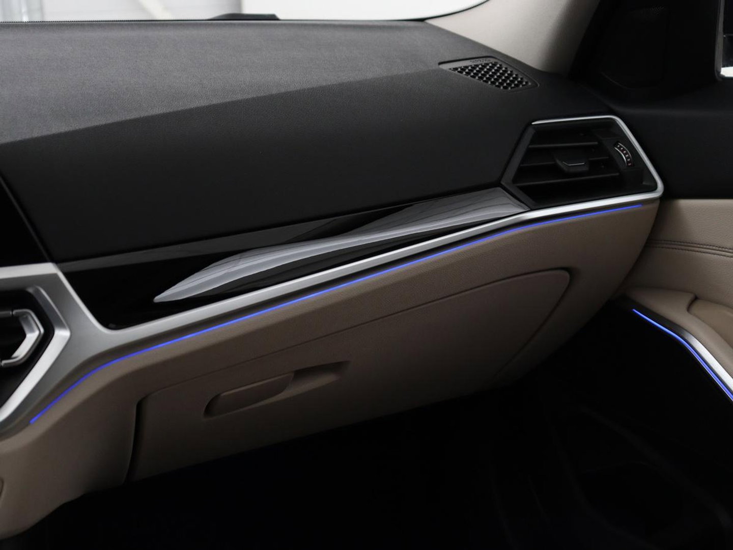 BMW 3-serie 320i High Executive Edition | Panoramadak | Leder | Stoel & Stuurverwarming | Adaptive Cruise | Sfeerverlichting