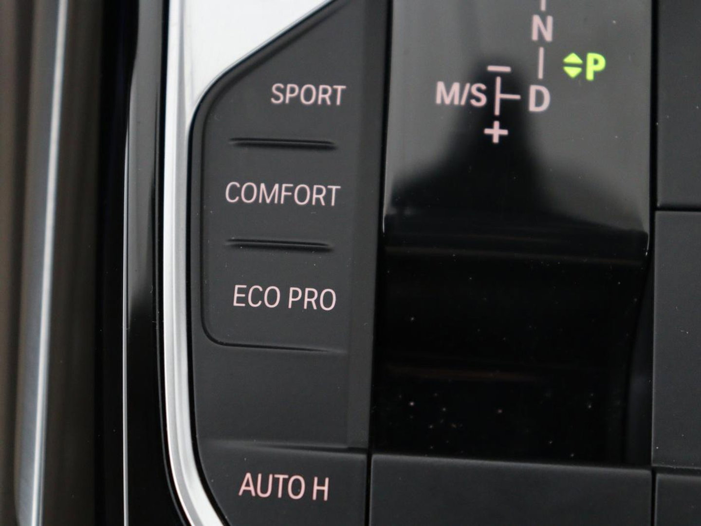 BMW 3-serie 320i High Executive Edition | Panoramadak | Leder | Stoel & Stuurverwarming | Adaptive Cruise | Sfeerverlichting