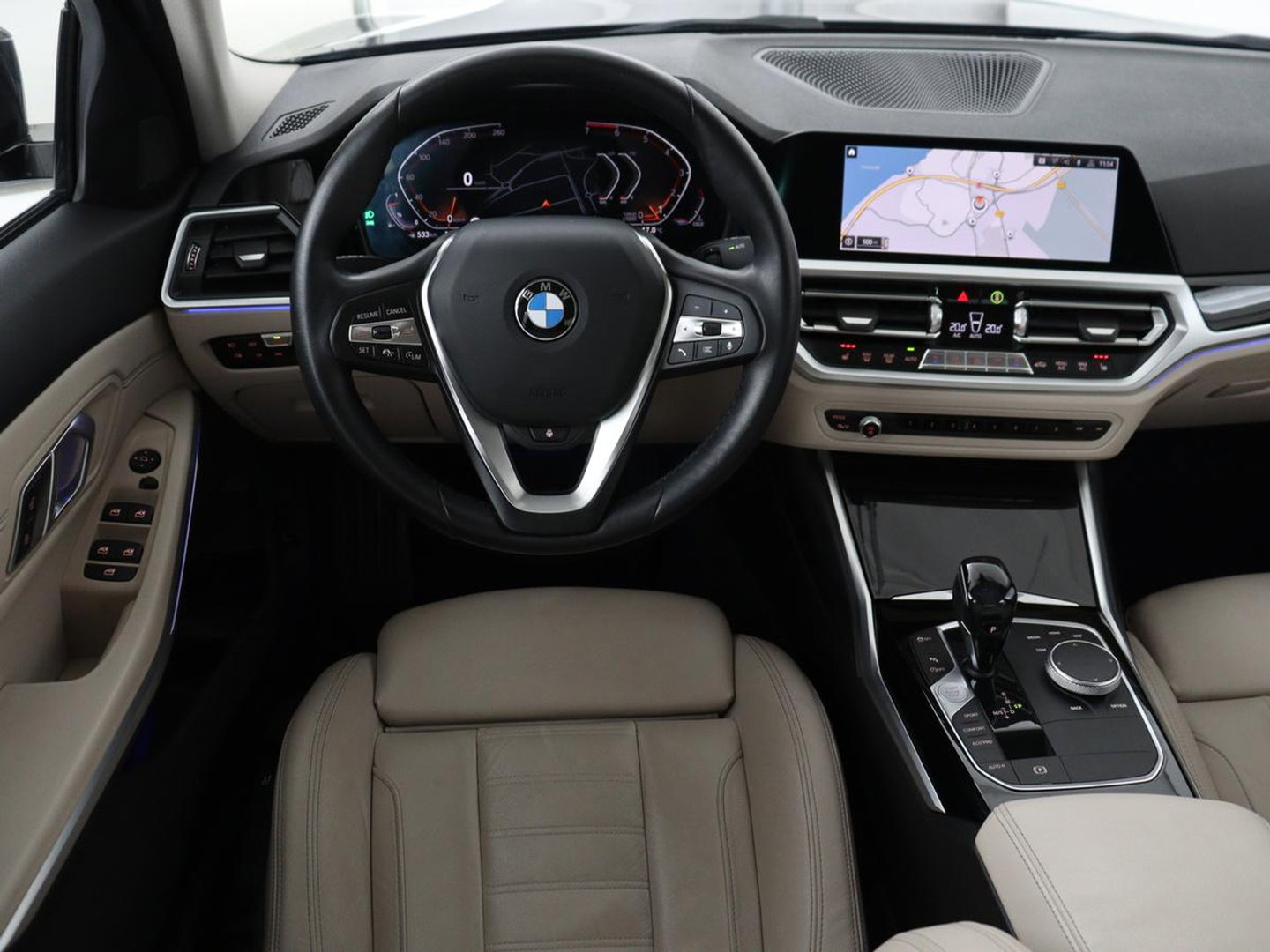 BMW 3-serie 320i High Executive Edition | Panoramadak | Leder | Stoel & Stuurverwarming | Adaptive Cruise | Sfeerverlichting