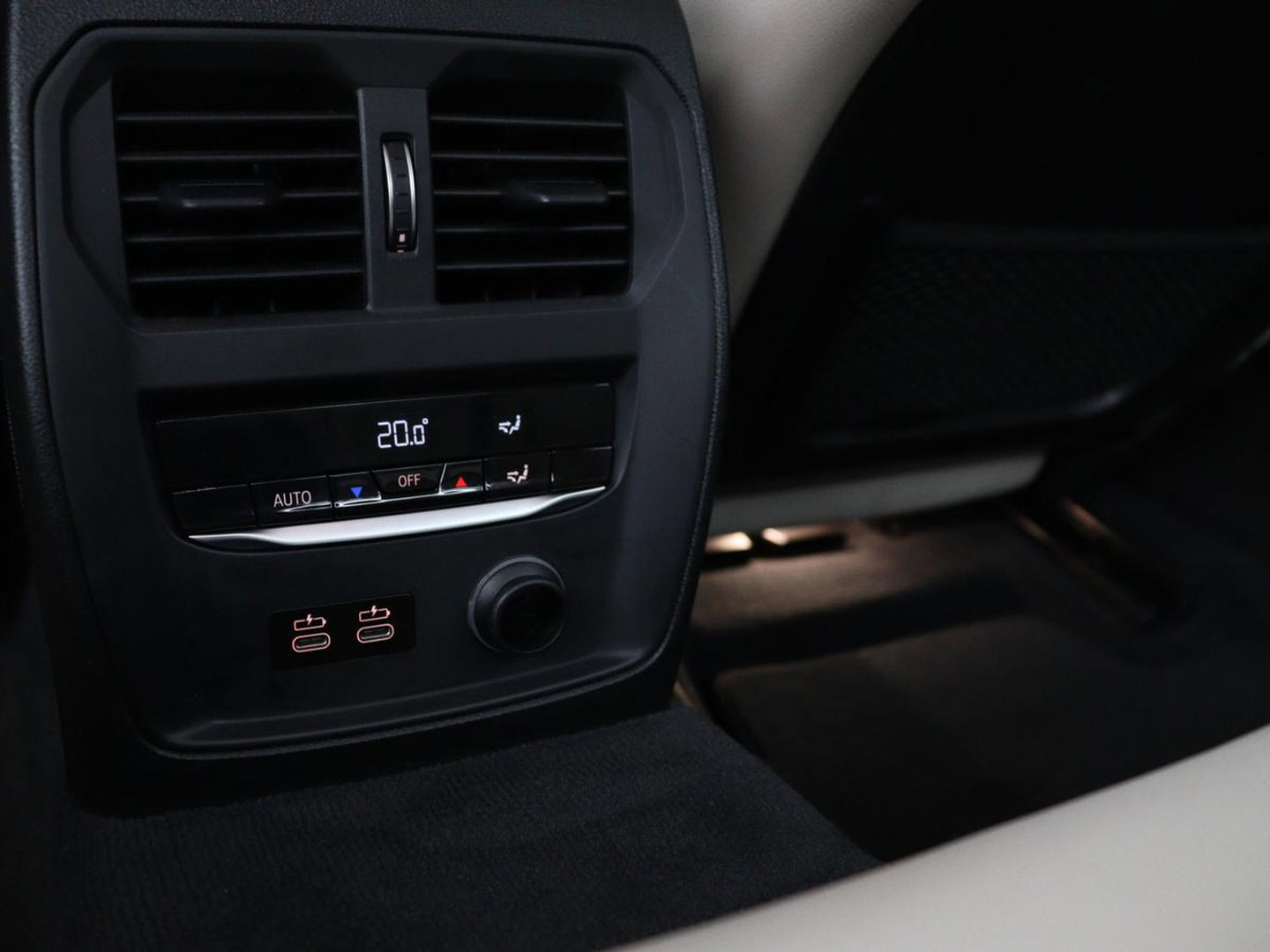 BMW 3-serie 320i High Executive Edition | Panoramadak | Leder | Stoel & Stuurverwarming | Adaptive Cruise | Sfeerverlichting