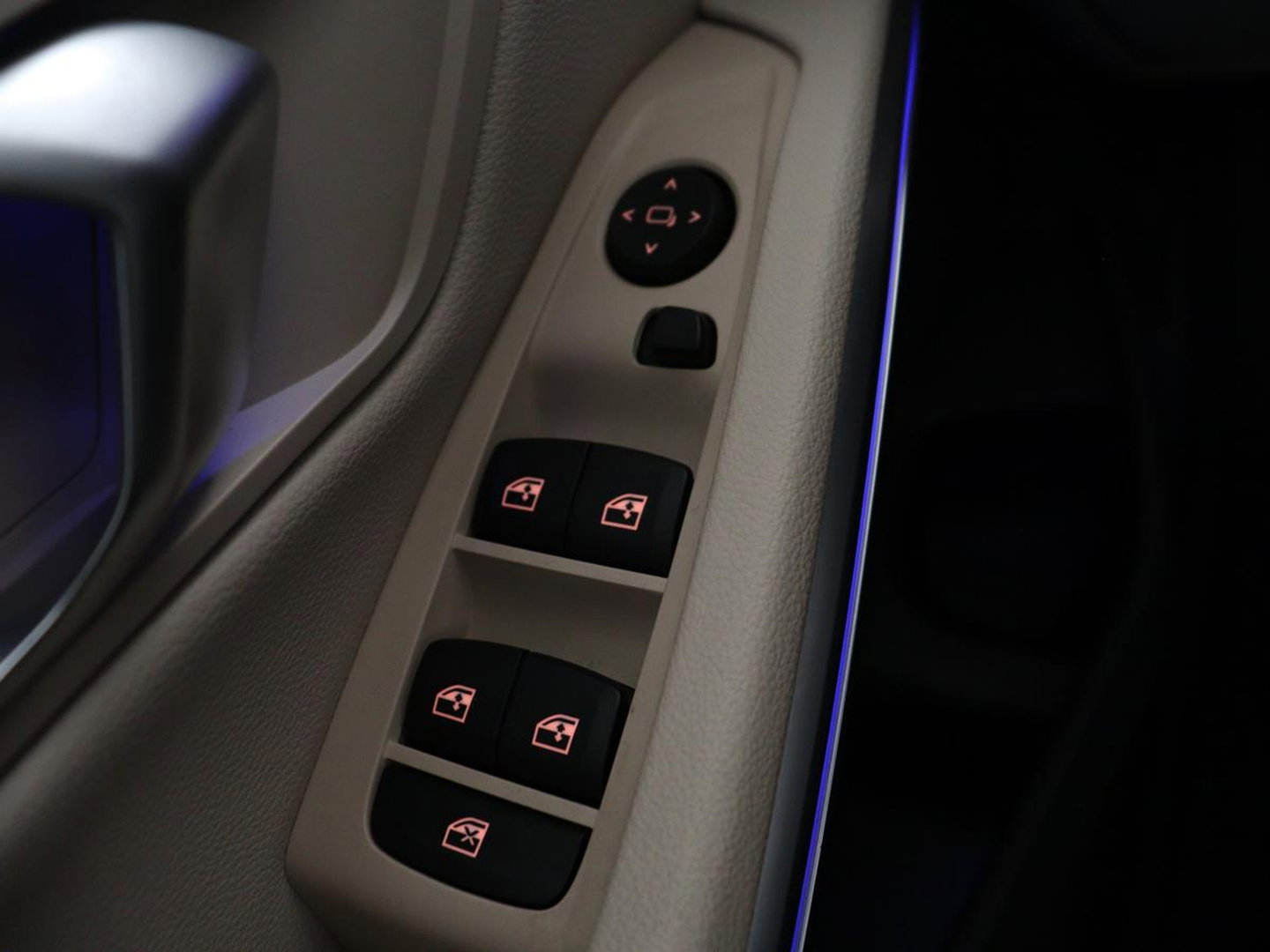 BMW 3-serie 320i High Executive Edition | Panoramadak | Leder | Stoel & Stuurverwarming | Adaptive Cruise | Sfeerverlichting