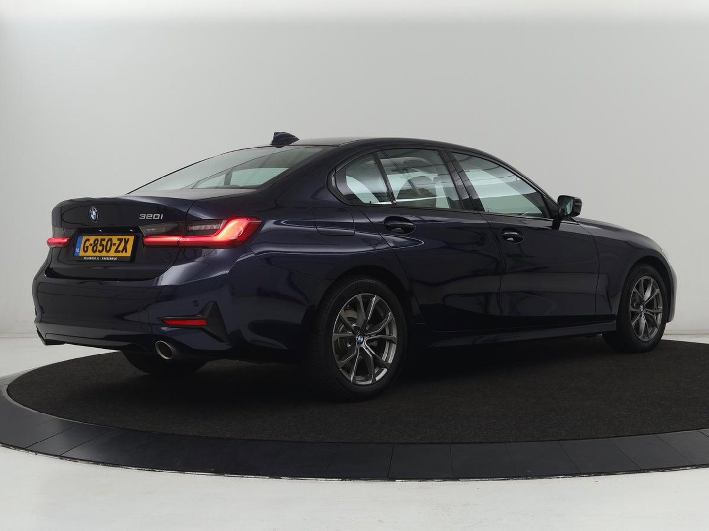 BMW 3-serie 320i High Executive Edition | Panoramadak | Leder | Stoel & Stuurverwarming | Adaptive Cruise | Sfeerverlichting