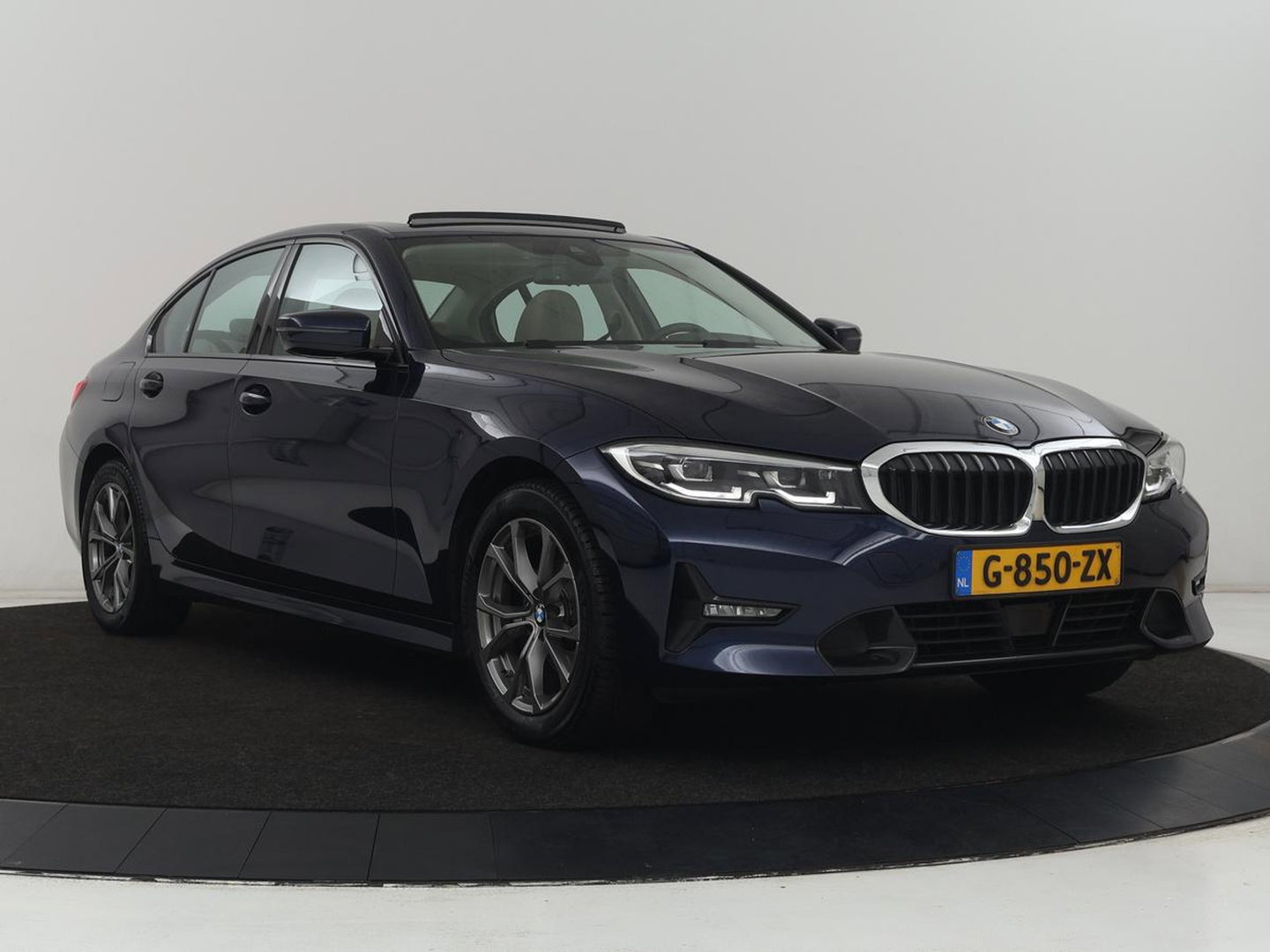 BMW 3-serie 320i High Executive Edition | Panoramadak | Leder | Stoel & Stuurverwarming | Adaptive Cruise | Sfeerverlichting
