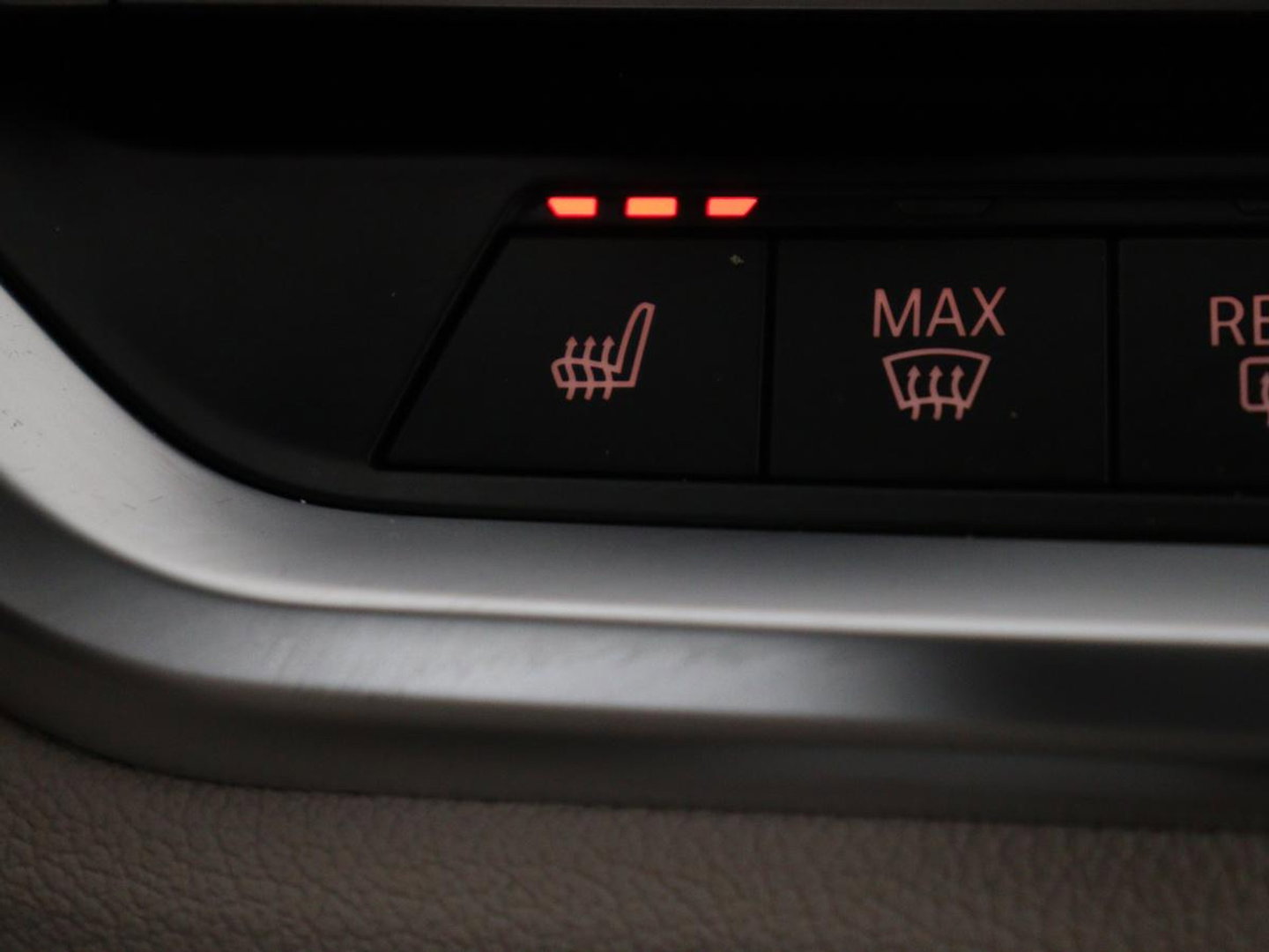 BMW 3-serie 320i High Executive Edition | Panoramadak | Leder | Stoel & Stuurverwarming | Adaptive Cruise | Sfeerverlichting