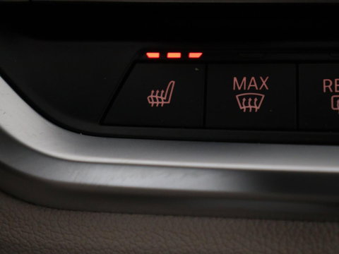 BMW 3-serie 320i High Executive Edition | Panoramadak | Leder | Stoel & Stuurverwarming | Adaptive Cruise | Sfeerverlichting