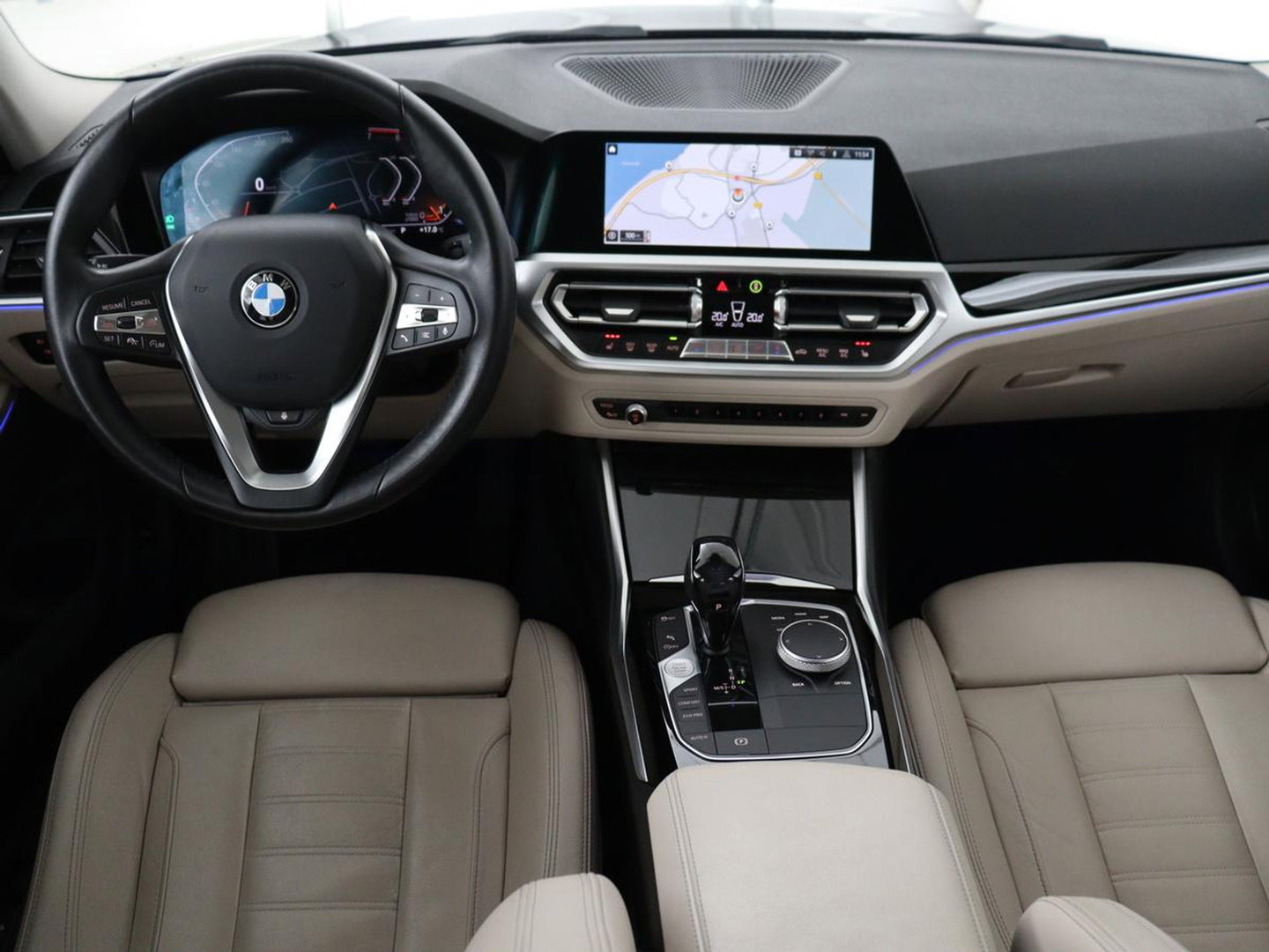BMW 3-serie 320i High Executive Edition | Panoramadak | Leder | Stoel & Stuurverwarming | Adaptive Cruise | Sfeerverlichting