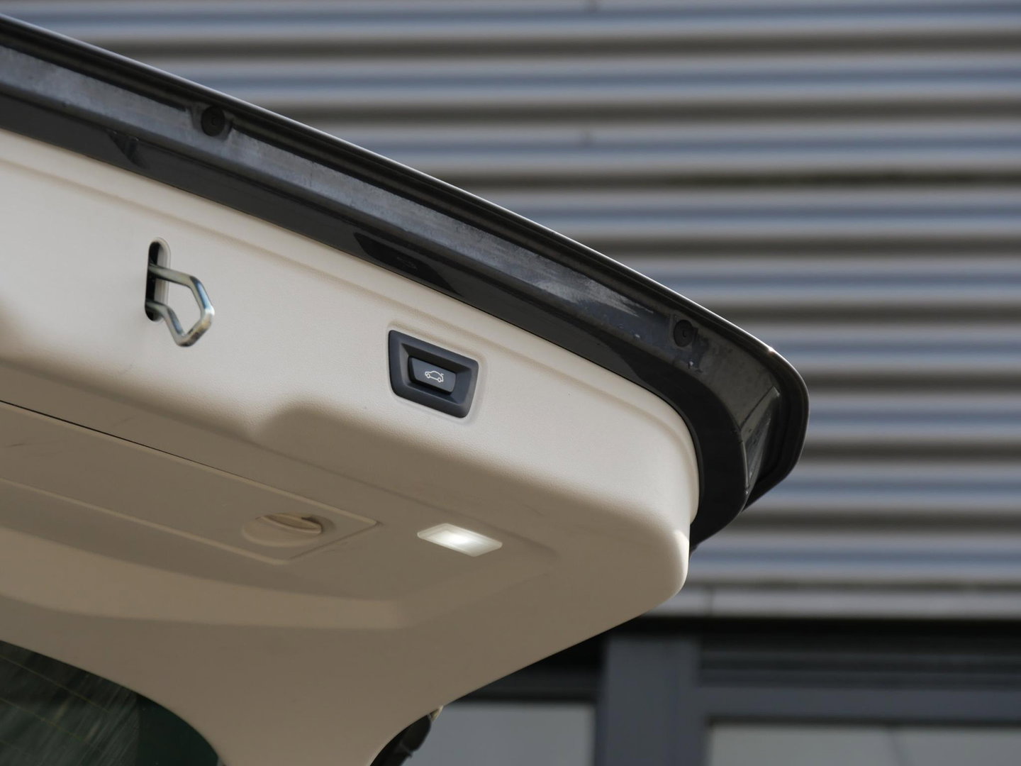 BMW 3 Serie Touring 320e LEER/ CAMERA/ ELEKT. KLEP/ SFEERVERLICHTING/ 18" BREEDSET MET 4 NIEUWE ALL-SEASON BANDEN