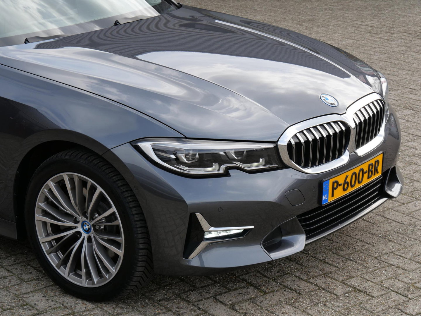 BMW 3 Serie Touring 320e LEER/ CAMERA/ ELEKT. KLEP/ SFEERVERLICHTING/ 18" BREEDSET MET 4 NIEUWE ALL-SEASON BANDEN