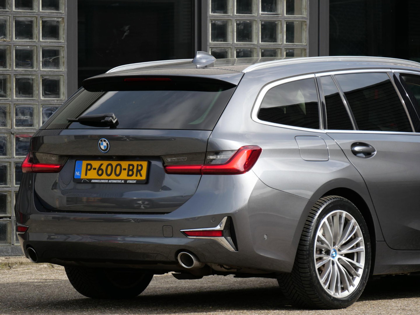 BMW 3 Serie Touring 320e LEER/ CAMERA/ ELEKT. KLEP/ SFEERVERLICHTING/ 18" BREEDSET MET 4 NIEUWE ALL-SEASON BANDEN