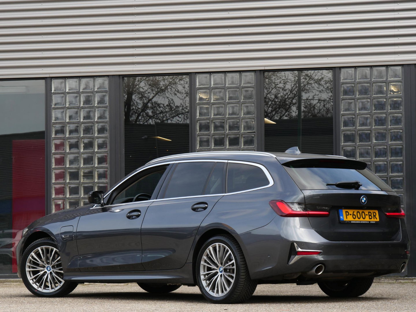 BMW 3 Serie Touring 320e LEER/ CAMERA/ ELEKT. KLEP/ SFEERVERLICHTING/ 18" BREEDSET MET 4 NIEUWE ALL-SEASON BANDEN