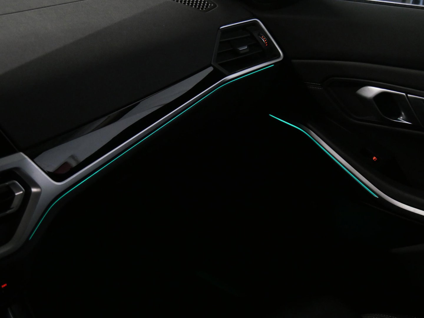 BMW 3 Serie Touring 320e LEER/ CAMERA/ ELEKT. KLEP/ SFEERVERLICHTING/ 18" BREEDSET MET 4 NIEUWE ALL-SEASON BANDEN