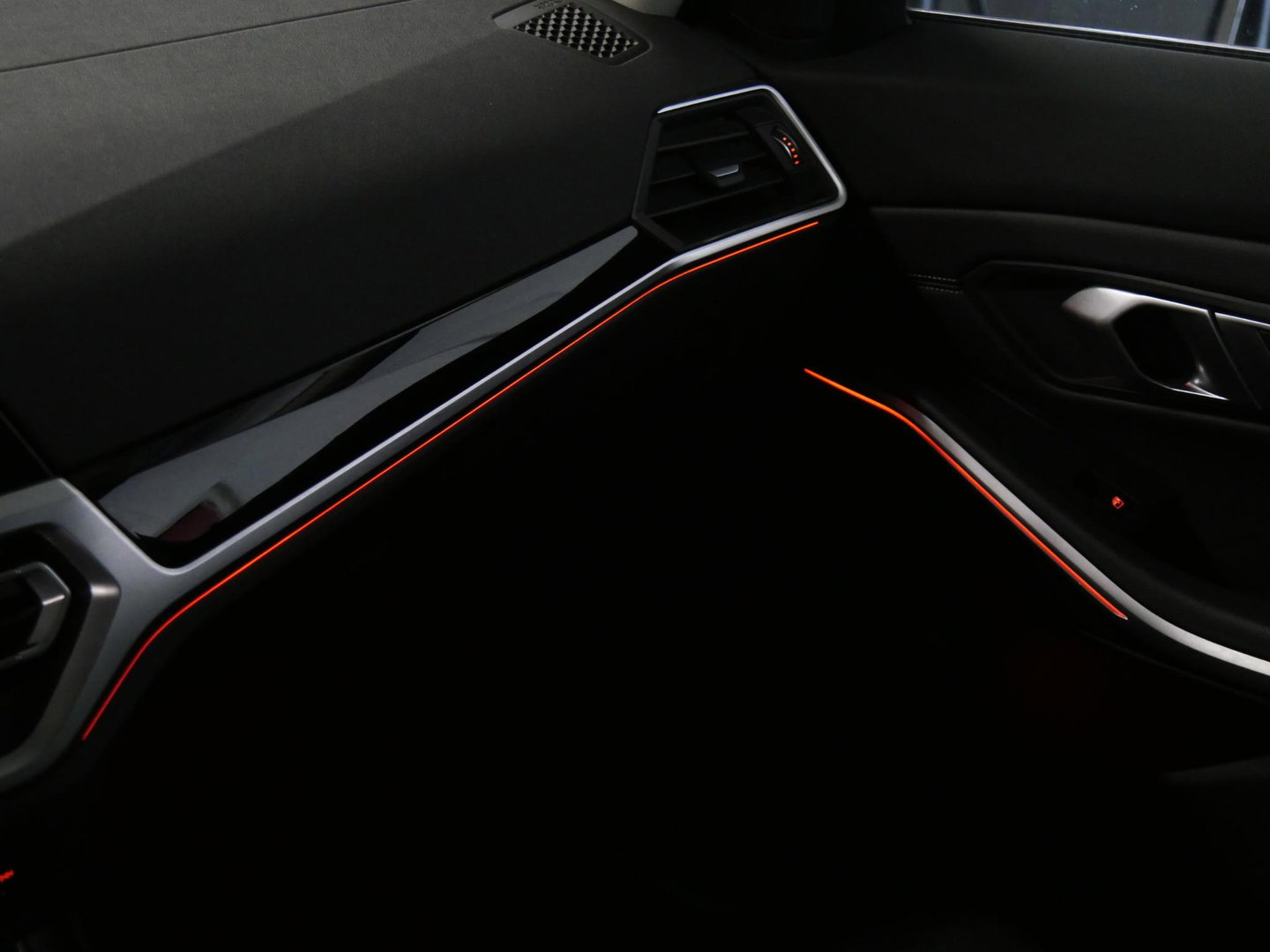 BMW 3 Serie Touring 320e LEER/ CAMERA/ ELEKT. KLEP/ SFEERVERLICHTING/ 18" BREEDSET MET 4 NIEUWE ALL-SEASON BANDEN