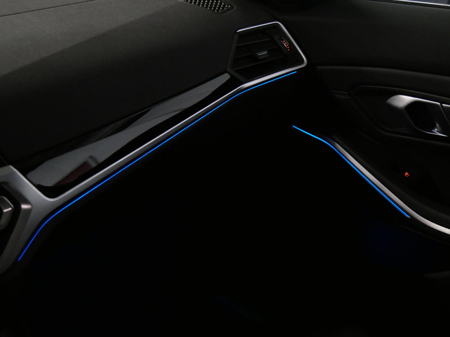 BMW 3 Serie Touring 320e LEER/ CAMERA/ ELEKT. KLEP/ SFEERVERLICHTING/ 18" BREEDSET MET 4 NIEUWE ALL-SEASON BANDEN