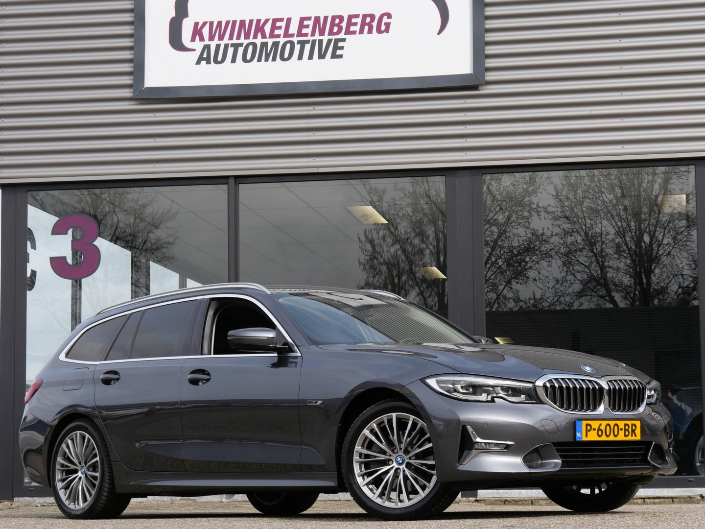 BMW 3 Serie Touring 320e LEER/ CAMERA/ ELEKT. KLEP/ SFEERVERLICHTING/ 18" BREEDSET MET 4 NIEUWE ALL-SEASON BANDEN