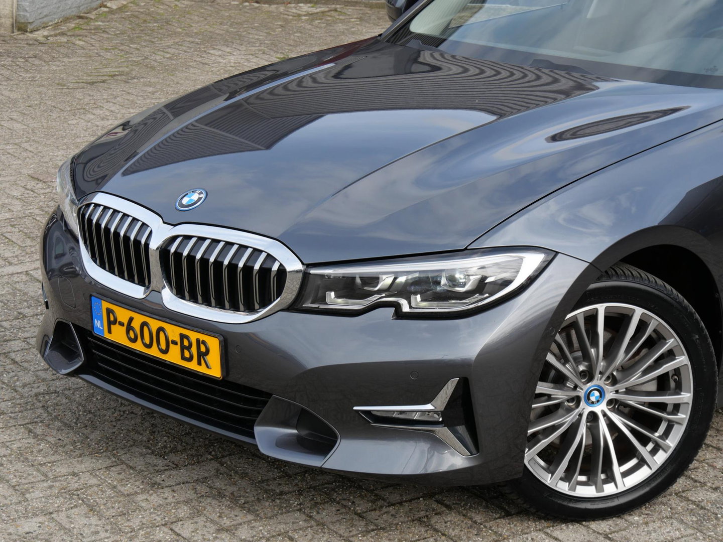 BMW 3 Serie Touring 320e LEER/ CAMERA/ ELEKT. KLEP/ SFEERVERLICHTING/ 18" BREEDSET MET 4 NIEUWE ALL-SEASON BANDEN