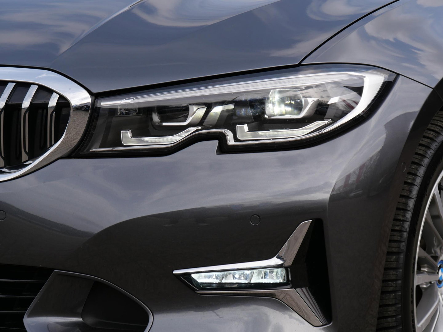 BMW 3 Serie Touring 320e LEER/ CAMERA/ ELEKT. KLEP/ SFEERVERLICHTING/ 18" BREEDSET MET 4 NIEUWE ALL-SEASON BANDEN