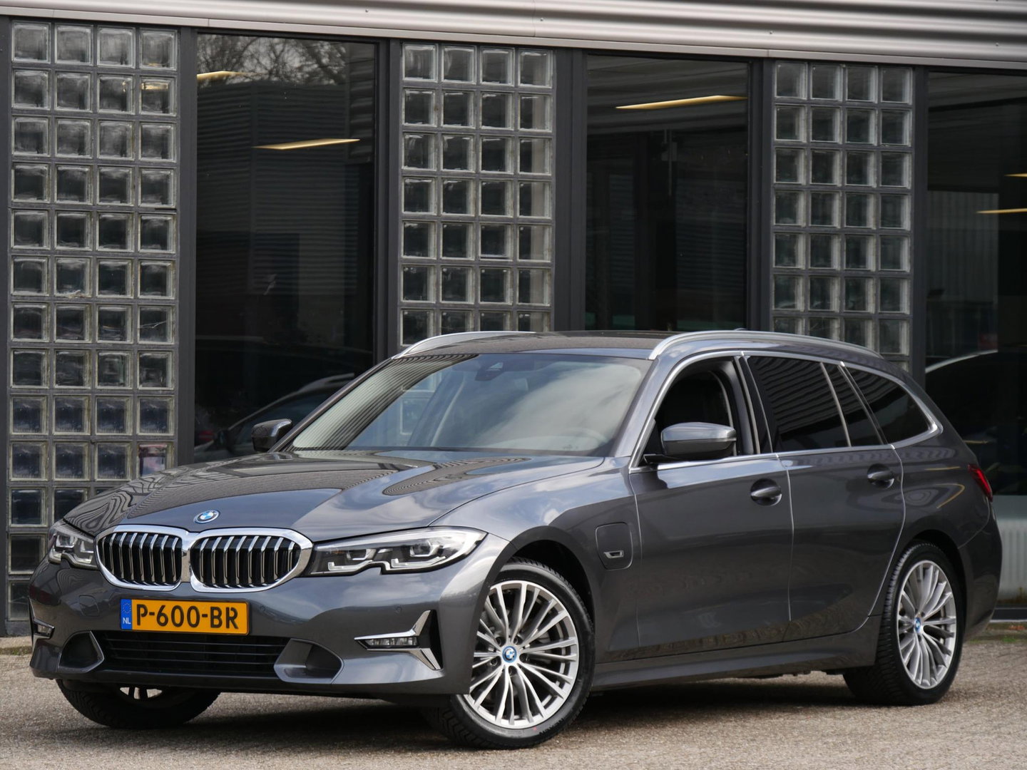 BMW 3 Serie Touring 320e LEER/ CAMERA/ ELEKT. KLEP/ SFEERVERLICHTING/ 18" BREEDSET MET 4 NIEUWE ALL-SEASON BANDEN