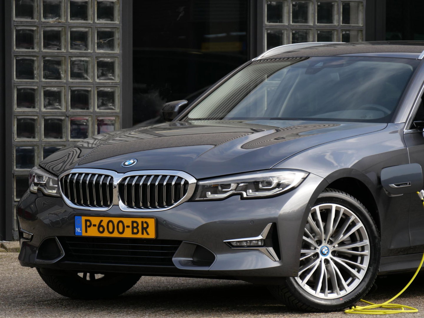 BMW 3 Serie Touring 320e LEER/ CAMERA/ ELEKT. KLEP/ SFEERVERLICHTING/ 18" BREEDSET MET 4 NIEUWE ALL-SEASON BANDEN