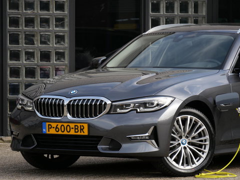 BMW 3 Serie Touring 320e LEER/ CAMERA/ ELEKT. KLEP/ SFEERVERLICHTING/ 18" BREEDSET MET 4 NIEUWE ALL-SEASON BANDEN